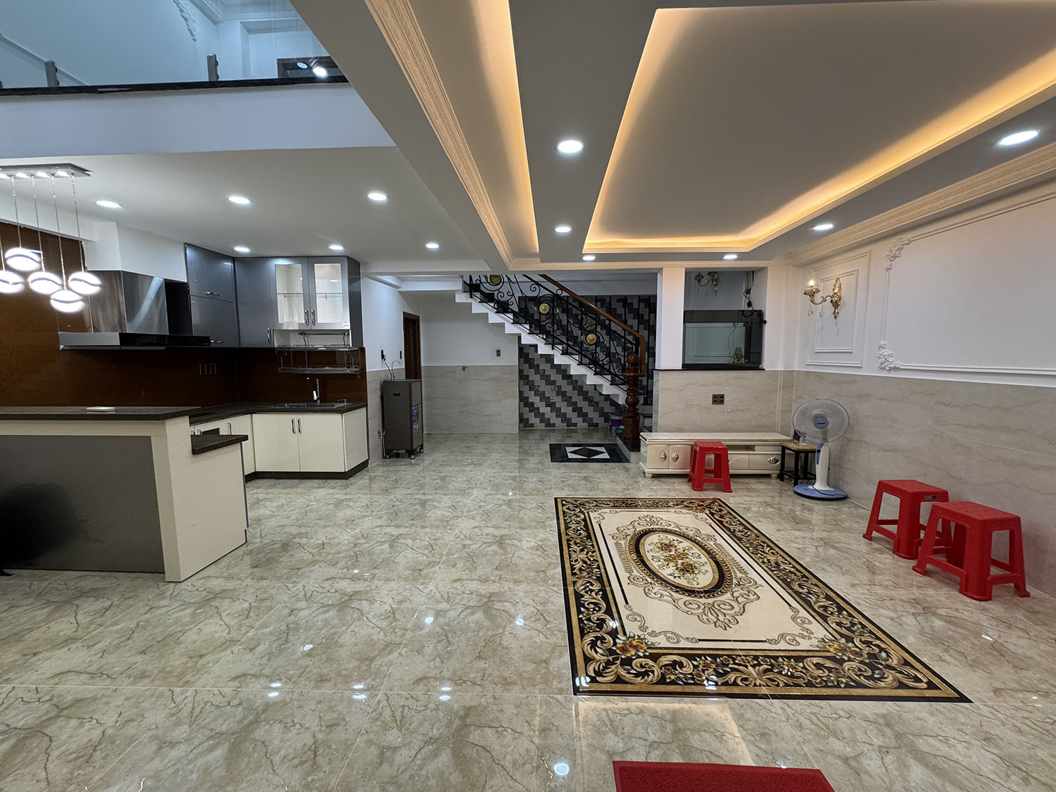 Biệt thự thiết kế tân cổ điển, full nội thất cao cấp xe hơi đổ trong nhà khu VIP Phạm Văn Hai